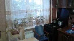 Продам 3-х комнатную квартиру в поселке Нижнегорском